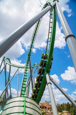 Rollercoaster evrensel çalışkan, Orlando, Florida eğlence parkında