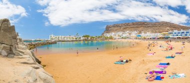 Puerto de Mogan şehirdeki kumsalda Grand Canaria