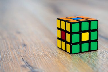 Rubik küpü beyaz veya ahşap zemin üzerine