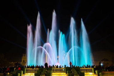 Ünlü renkli Montjuic çeşme Barcelona, İspanya.