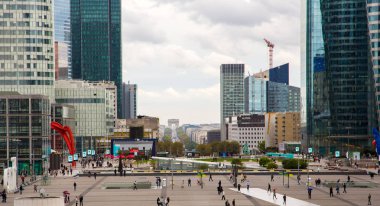 Paris, Fransa - 10 Nisan 2016: Meşgul Finans Merkezi Paris'te. La Defense. Birçok kişi dolaşıyor.
