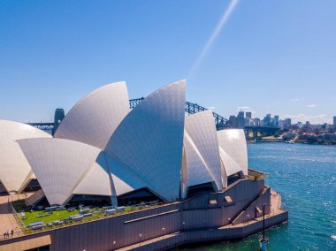 Şehir manzarası, Botanik Bahçe, park ve tabii Harbour bridge ile yukarıdan Sydney harbour hava görünümü. Tekneler limana yelken. 10 Nisan 2016. Sydney, Avustralya.