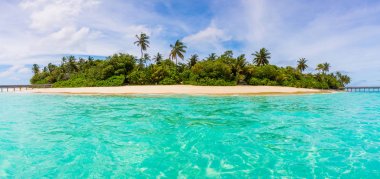 Güzel Maldivlere atoll ile beyaz plaj denizden gördün. Panorama duvar kağıdı.