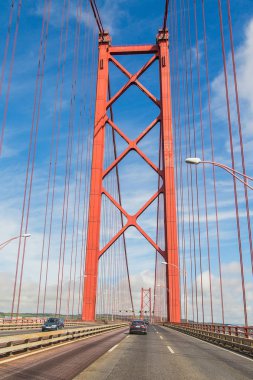 Yol boyunca kırmızı köprü Lizbon, Portekiz.