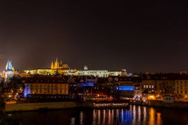 Prag kalesinin panoramik manzaralı geceleri. Muhteşem manzara.