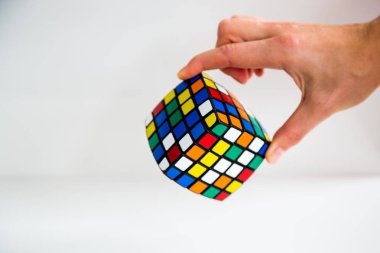 Rubik küpü ele renkli sahip değiştirilme tarihi
