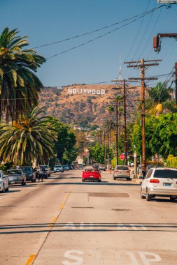 Hollywood işareti bölgesi Los Angeles, ABD. Güzel Hollywood Otoban yol arabalar, avuç içi ve tepelerde bir işaret. Açık mavi gökyüzü.