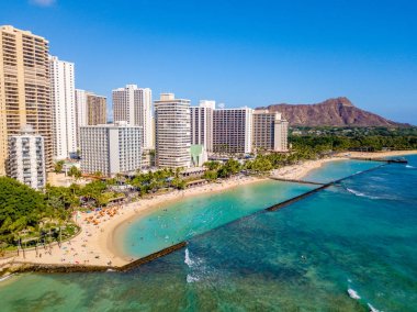 Honolulu, Hawaii. Honolulu, Diamond Head volkan otel ve Waikiki Beach binalarda da dahil olmak üzere hava manzarası görünümü.