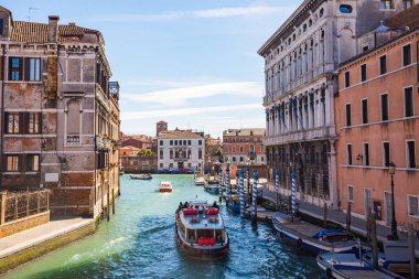 Geleneksel gondol güzel görünümü üzerinde ünlü Canal Grande, Venice, İtalya