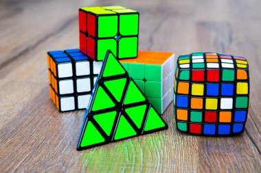 Beyaz ya da ahşap arka plan üzerinde Rubik küpleri
