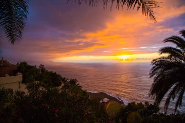 Güzel tropikal doğa mor günbatımı okyanus yağmurlu bulutlar ile.