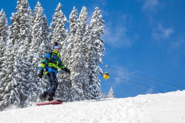 dağlarda aşağıya snowboard adam.