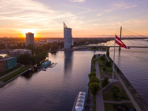 Vista sul tramonto sulla diga AB a Riga — Foto Stock