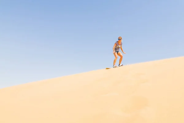 Mujer Haciendo Sandboard Por Duna Desierto — Foto de Stock