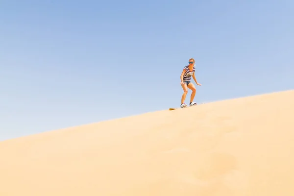 Sandboarding Donna Giù Duna Deserto — Foto Stock