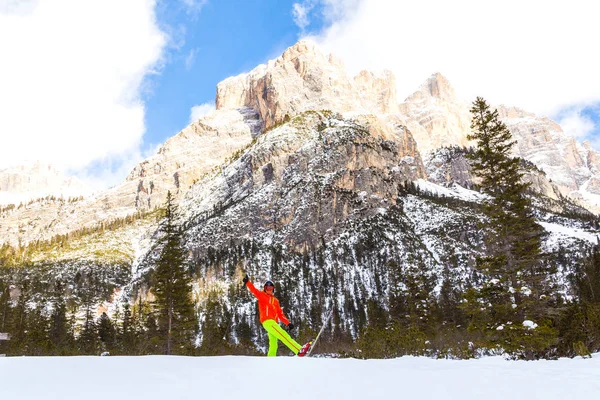 Esquiador Masculino Nas Montanhas Inverno — Fotografia de Stock