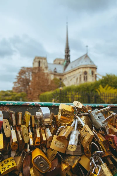 Serrures d'amour à Paris sur le pont par la Notre Dame — Photo