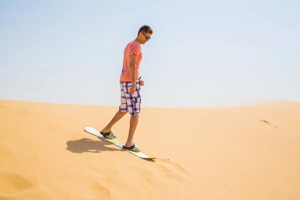 Sandboarding Uomo Giù Duna Deserto — Foto Stock