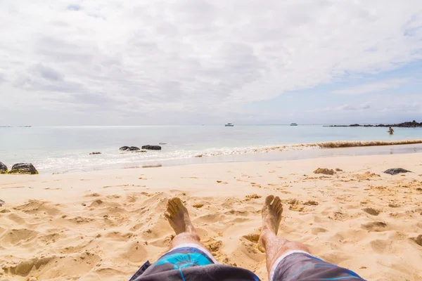 Закрытие Ног Молодого Человека Отдыхающего Пляже Фоне Моря Маврикии — стоковое фото