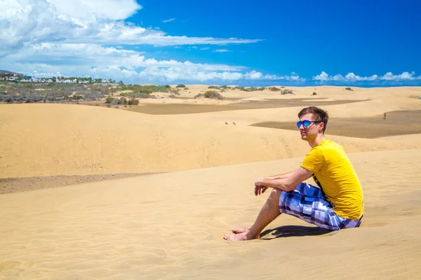 グラン カナリア島 スペインの砂丘の上に座っている若い男 — ストック写真