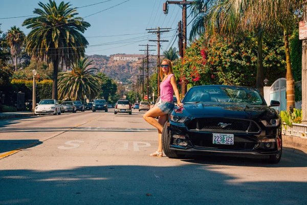 Seksi Bayan Ford Mustang Hollywood Sign Tarafından Sokaklarda Beklemedeyiz Amerika — Stok fotoğraf