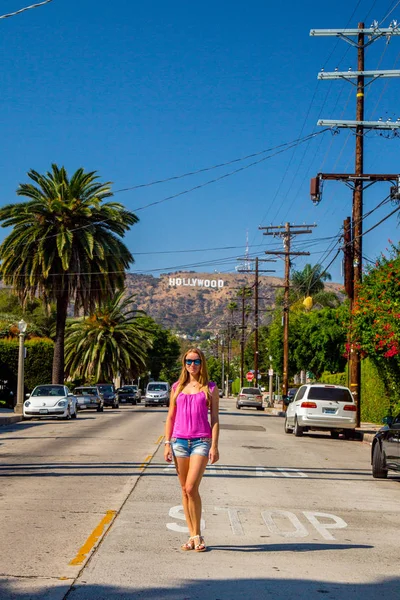 Hollywood Bölgesinde Los Angeles Hollywood Sign Yakınındaki Güzel Kıza Nisan — Stok fotoğraf