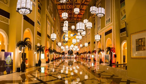 Lobby e hall do Palácio Khalidiya em Dubai — Fotografia de Stock