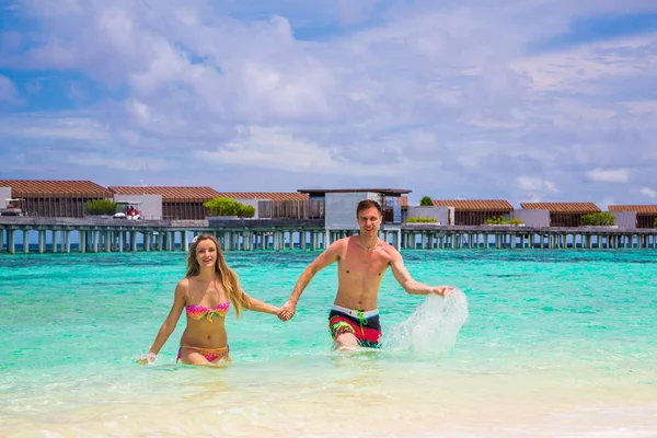 Romantische Koppel Een Tropisch Paradijseiland Uitgevoerd Uit Het Water — Stockfoto