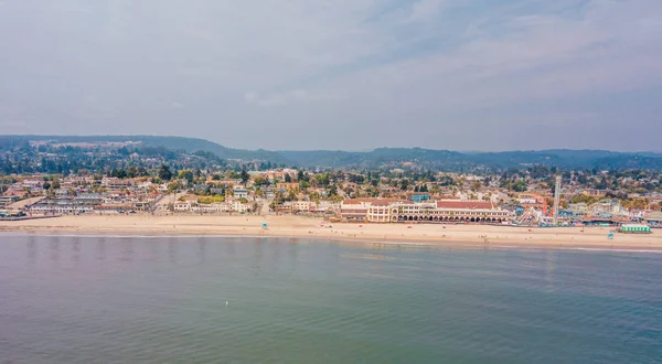 アメリカで最長の木製桟橋とカリフォルニア州サンタクルス街の遊園の素晴らしい空撮 — ストック写真
