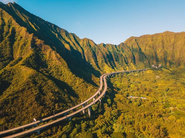 Oahu yeşil dağların görünümünün tarafından Ho'omaluhia Botanik Bahçesi Kaneohe içinde muhteşem havadan görünümü. Dağlar ile ünlü merdiven cennete ya da Haiku merdiven.