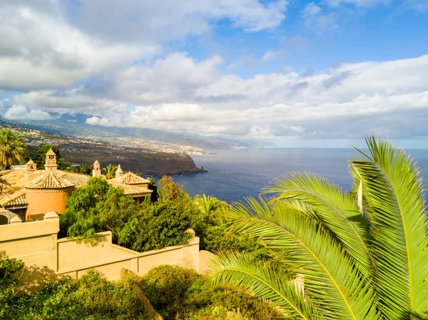 Côte puissante et falaises sur l'île de Tenerife — Photo