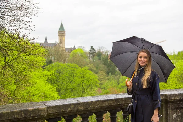Kız Lüksemburg'daki şemsiyesi altında ayakta