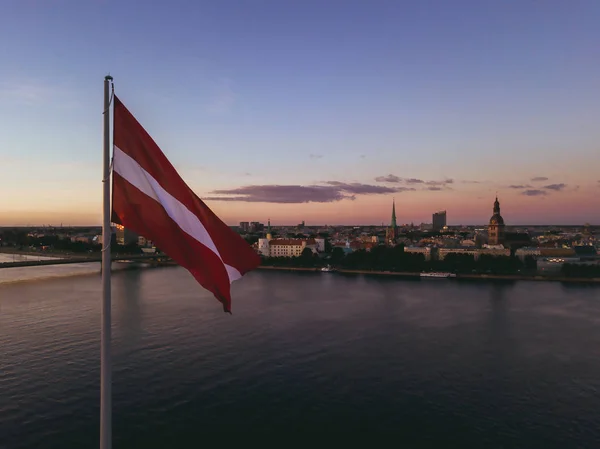 Solnedgången över Ab dam i Riga — Stockfoto