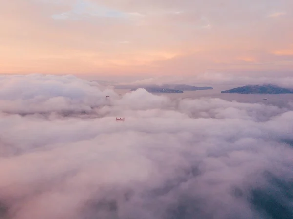 San Francisco Golden Gate Köprüsü Bulutlar Yukarıda Nefes Kesen Hava — Stok fotoğraf