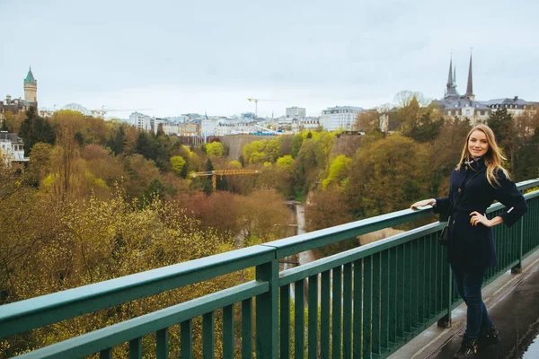 Güzel kız bir köprü Lüksemburg'ayakta