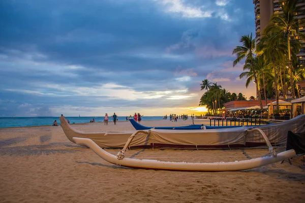 Vista Deslumbrante Pôr Sol Praia Waikiki Com Céu Azul Barco — Fotografia de Stock