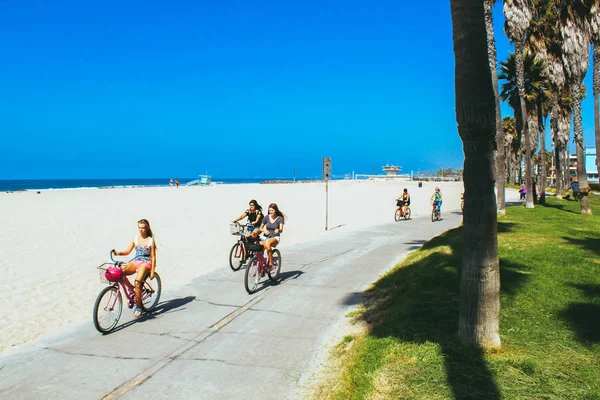 Los Angeles Güzel Venedik Plaj Alanı Bisiklet Ile Sürme Insanlar — Stok fotoğraf
