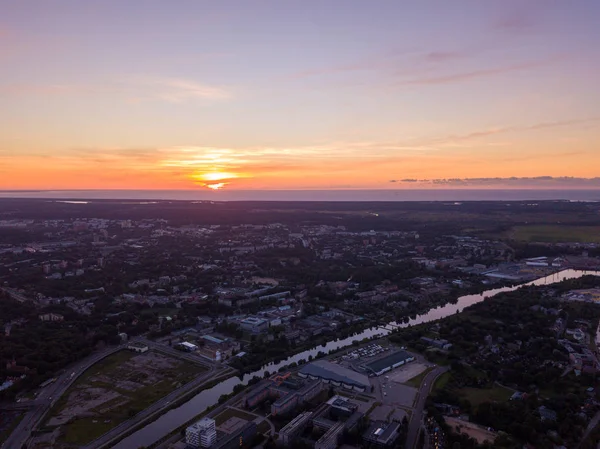 Vista aérea da Riga de cima durante o pôr do sol — Fotografia de Stock