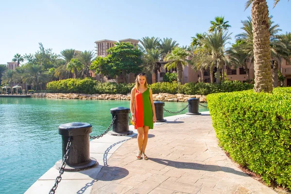 Dubai Souk Madinat adlı kanalda renkli elbise bekleyen bir kız güzel