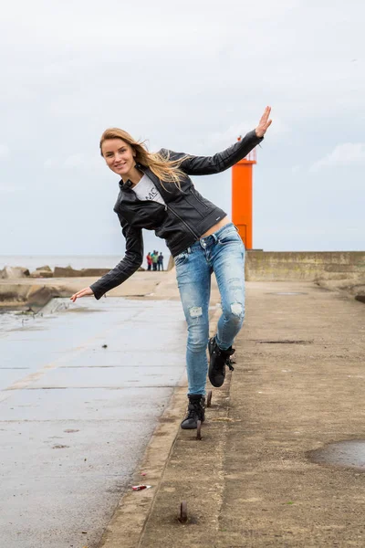 Hermosa Chica Caminando Por Mar Muelle Día Ventoso Con Faro — Foto de Stock
