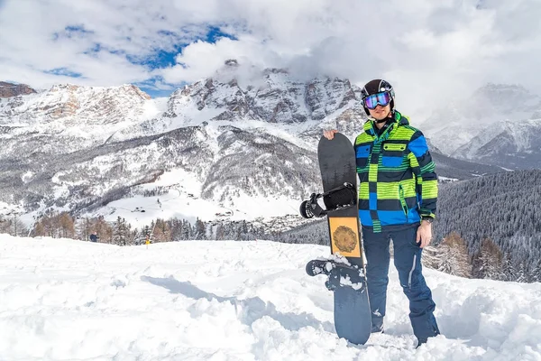 Joven Pie Con Una Tabla Snowboard Las Montañas Invierno —  Fotos de Stock