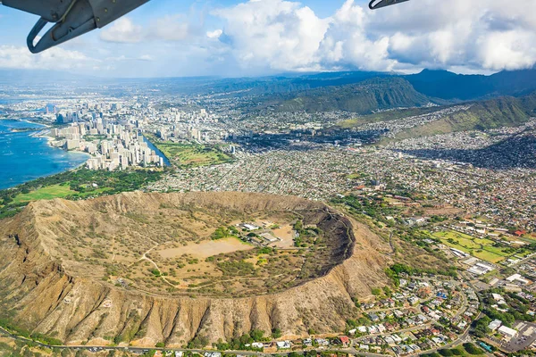 绝对惊人的鸟瞰夏威夷岛上的钻石头火山口和檀香山城市地平线景观 — 图库照片