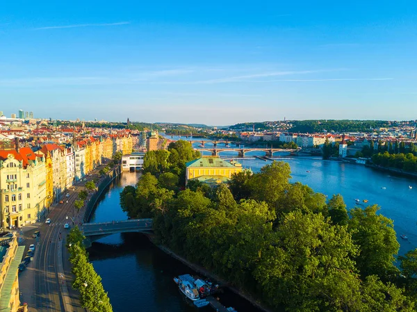 Kaunis Antenni Auringonlasku Näkymä Prahan Kaupungin Panoraamanäkymät Linna Horisontissa Ylhäältä — kuvapankkivalokuva