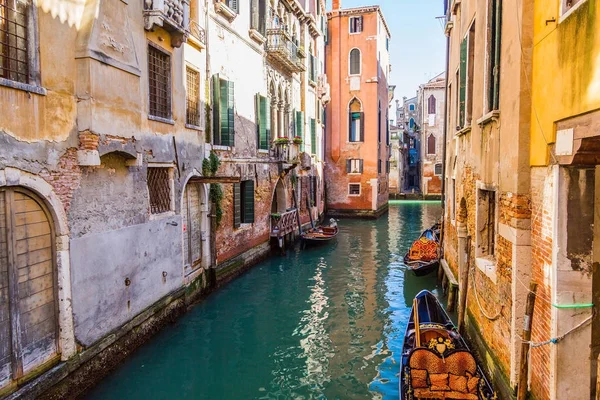 Hermosa Vista Las Góndolas Tradicionales Famoso Canal Grande Venecia Italia — Foto de Stock