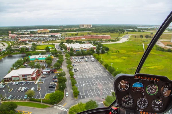 Piloto Helicóptero Voando Avião Sobre Uma Cidade Orlando Dia Ensolarado — Fotografia de Stock
