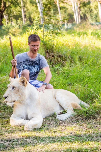 モーリシャス ケースラ公園でタイガーに座っている若い男 — ストック写真