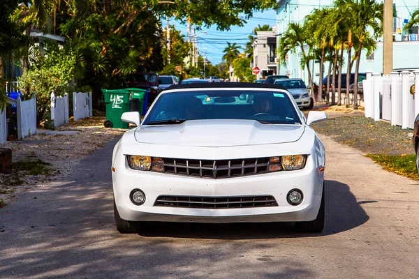 Wit Chevrolet Camaro Convertible Rijden Straat Miami Florida Verenigde Staten — Stockfoto