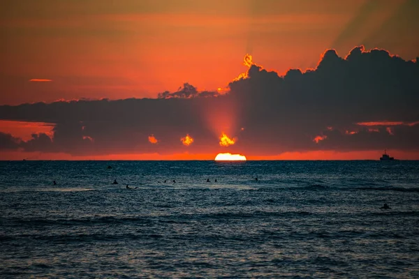 一张日落的照片在威基基 檀香山 夏威夷与地平线上的游艇 — 图库照片