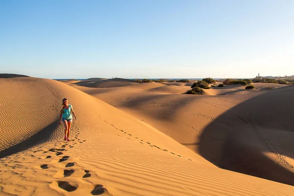 Chica de pie en medio de las dunas — Foto de Stock