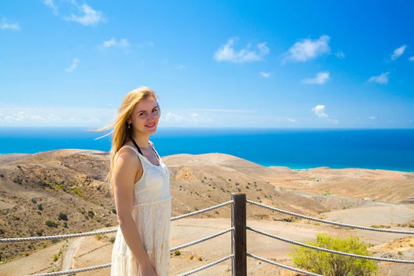 Beautiful Girl Standing Hill Dress Ocean View Her — Stock Photo, Image